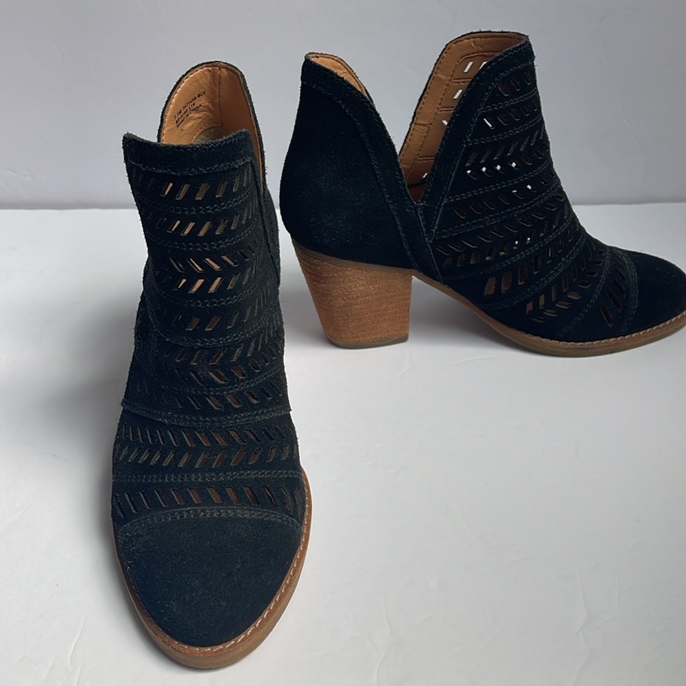 Frye & Co Allister Feather Black Suede Ankle Boots Booties 5.5‎